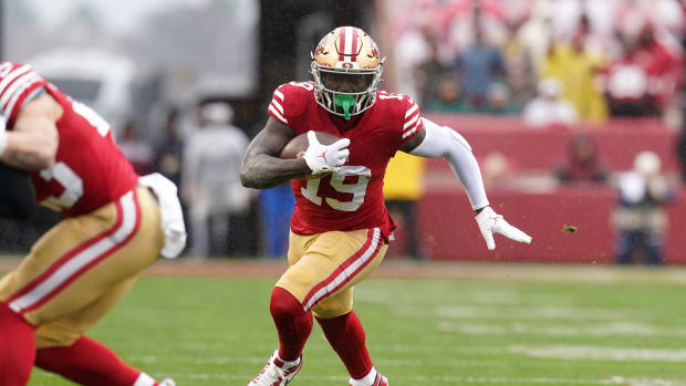 49ers wide receiver Deebo Samuel runs with the ball.